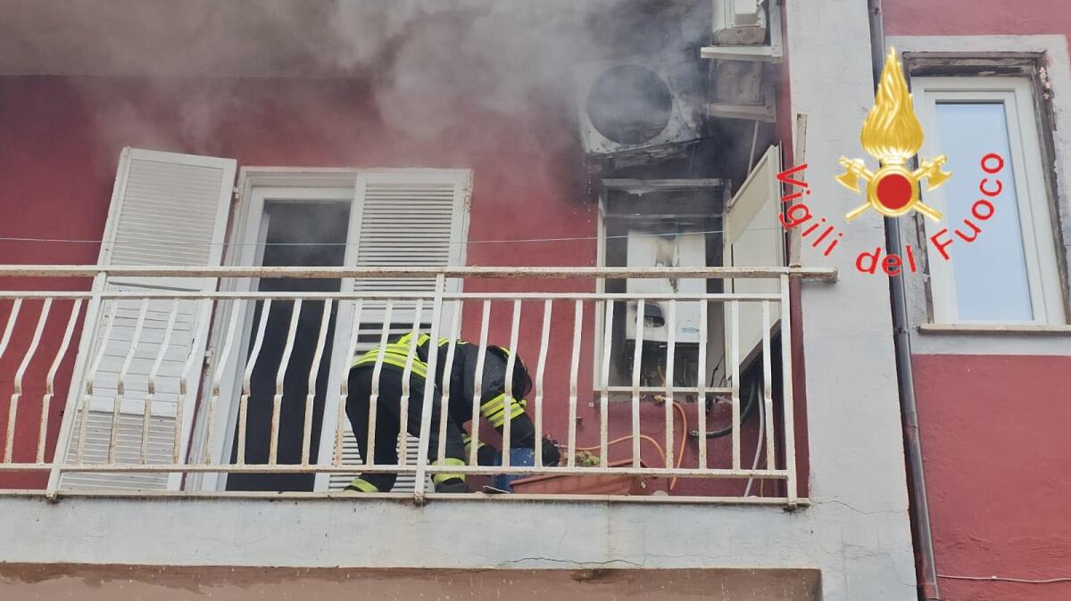 (VIDEO) Crotone - Incendio in un'abitazione, celere l'intervento dei Vigili del Fuoco - 
