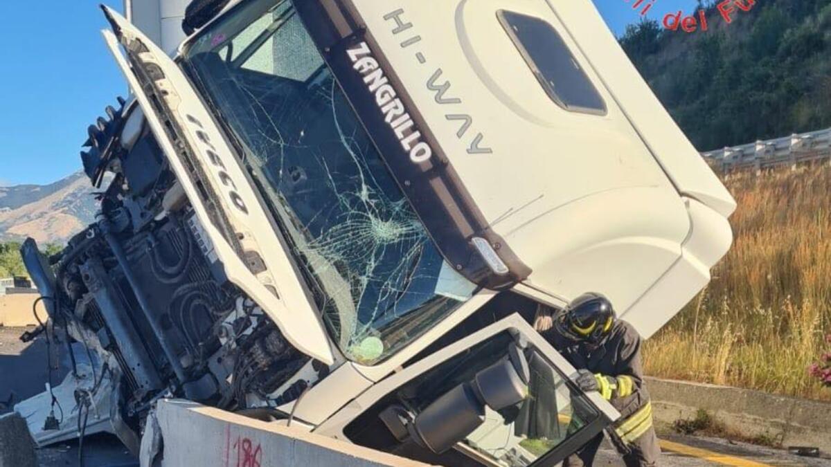 Incidente sulla A2: coinvolto un Tir, traffico rallentato al km 193 - 