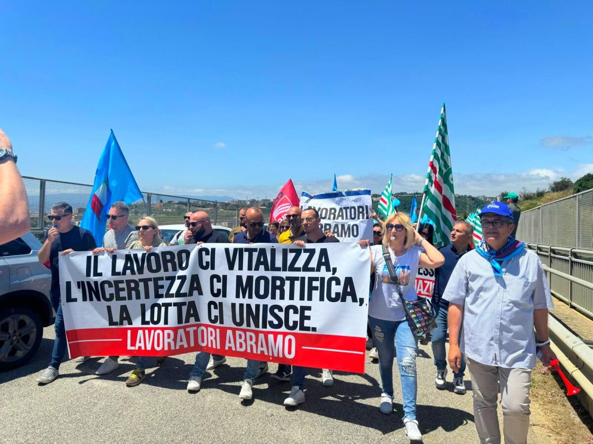 Abramo, in 400 per reclamare il diritto al lavoro in una terra già arsa - 