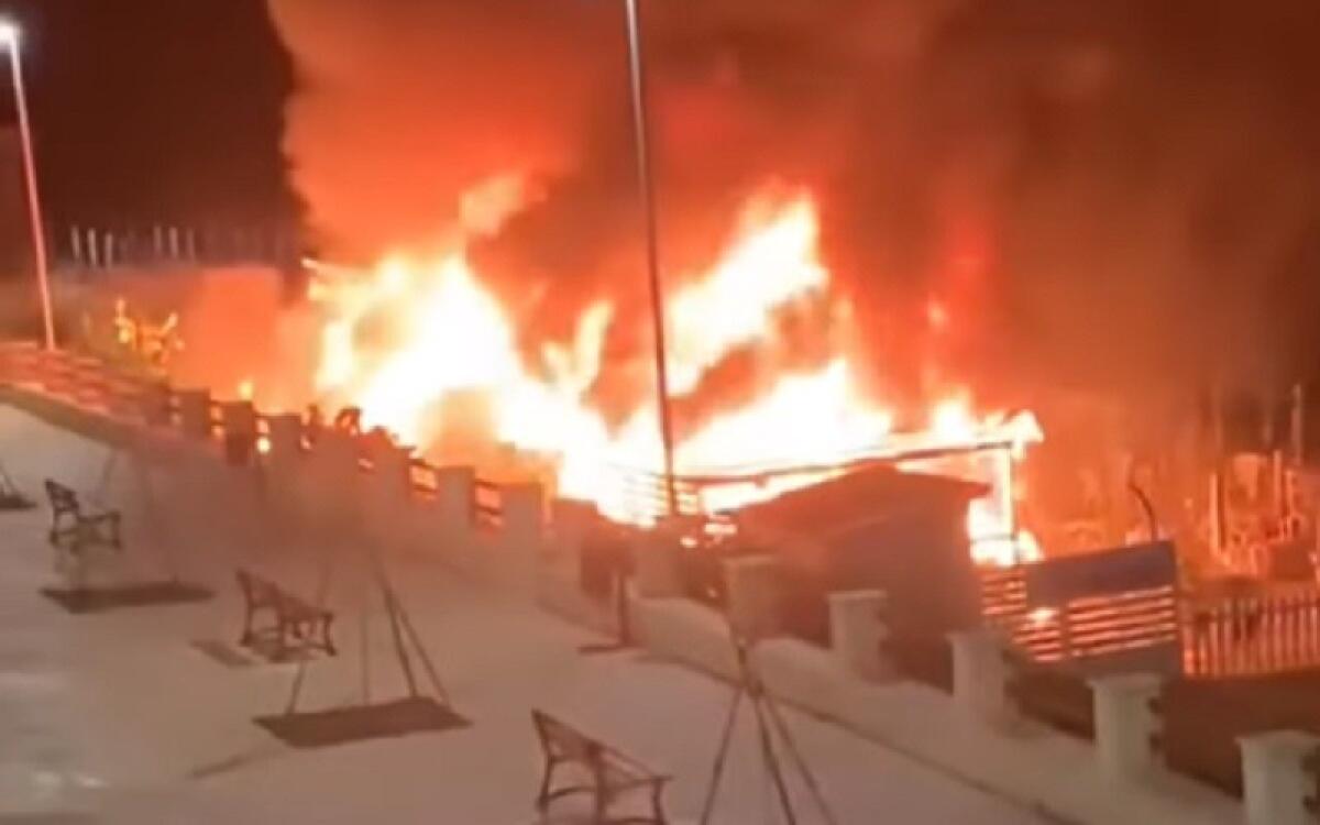 Isola di Capo Rizzuto, incendio nella notte devasta lido - 