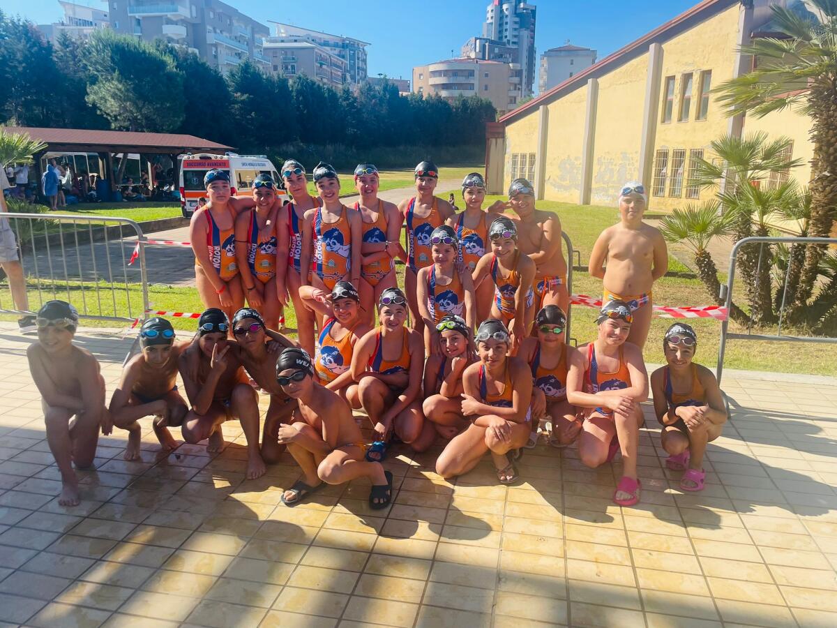 (Foto) Finale di stagione entusiasmante per la Kroton Nuoto, ora testa agli impegni estivi - 