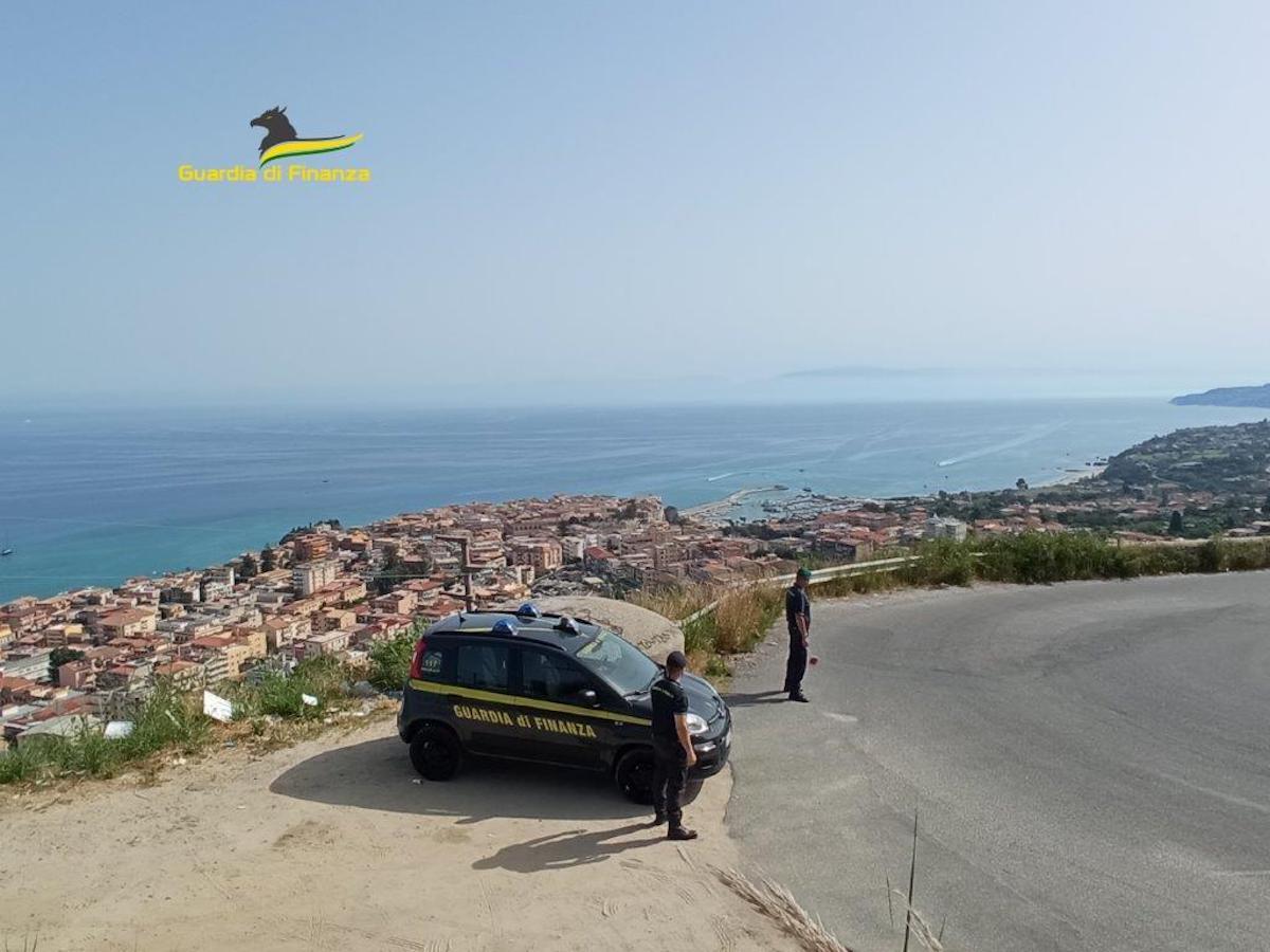 Si fingeva cieco assoluto ma salutava i passanti, scoperto dalla Guardia di Finanza - 