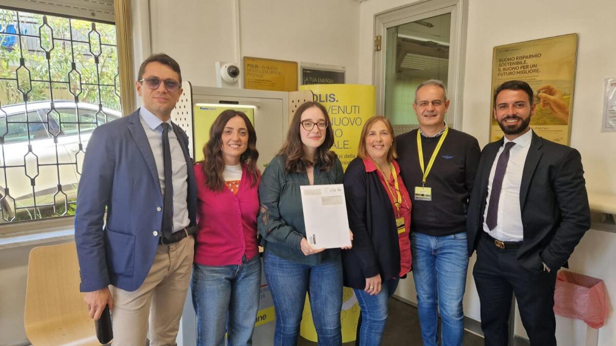 Poste Italiane - Richiesto il primo passaporto nell'ufficio postale di Rovito -