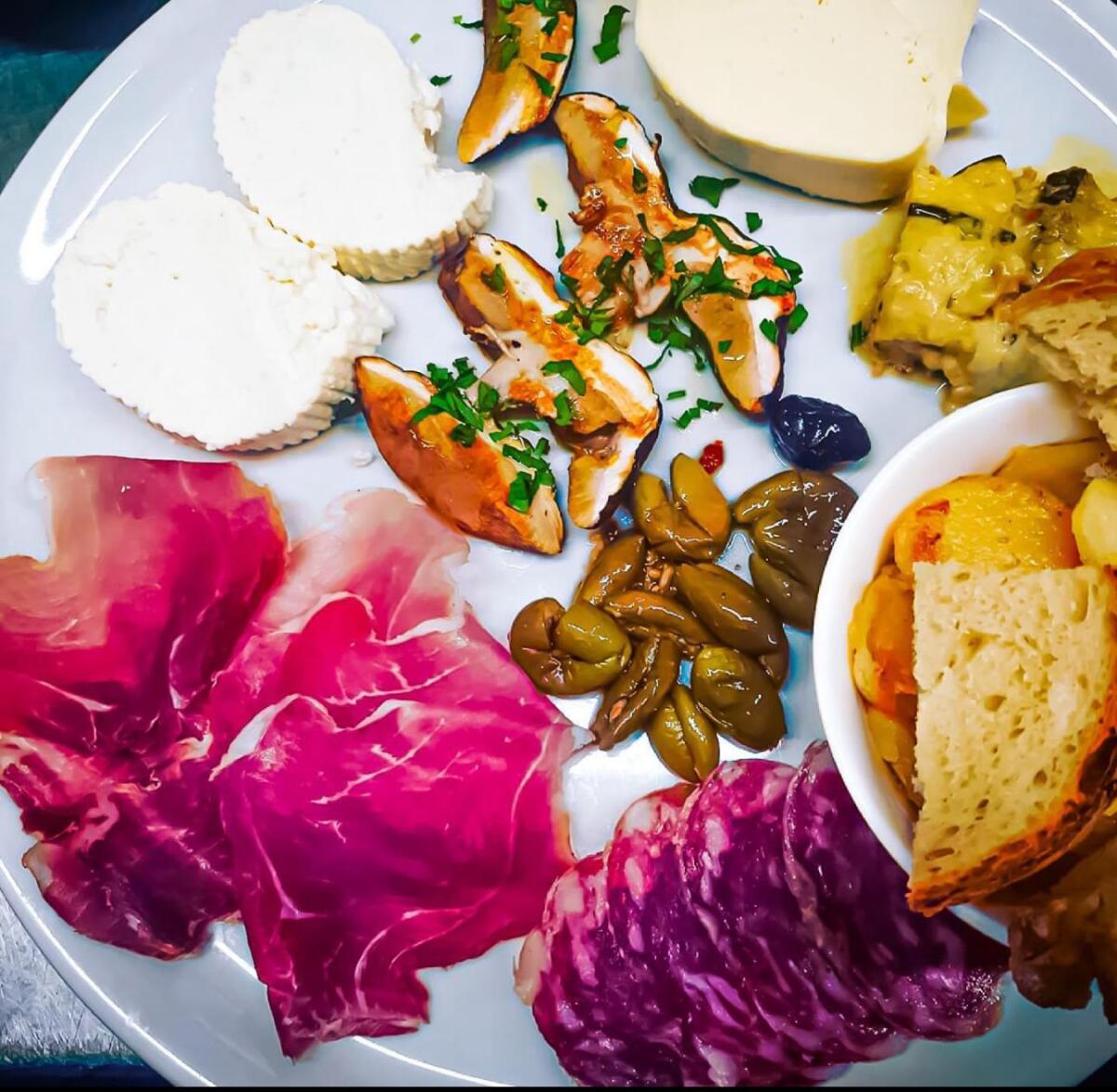 Un morso al sapore.... l'antipasto misto, legato alla tradizione silana - 