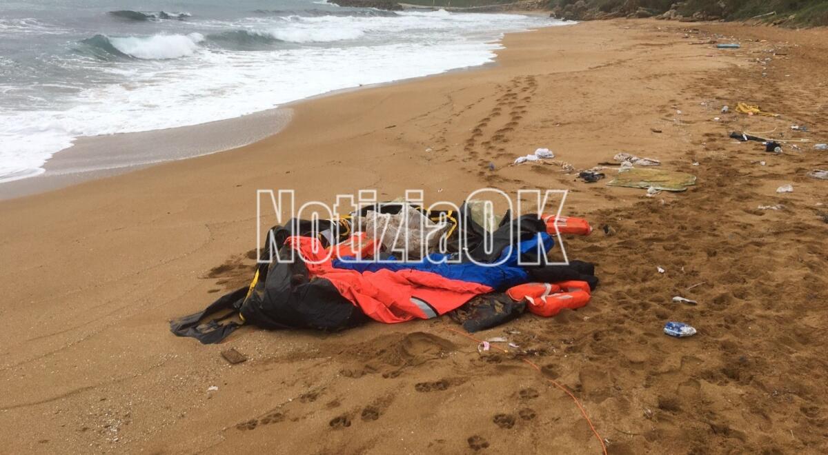 Naufragio a Roccella Jonica, la Guardia costiera recupera tre corpi - 