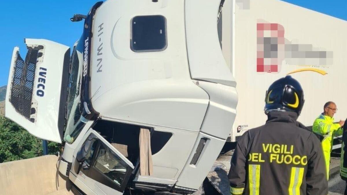 Incidente sulla A2, tir si schianta contro un New  jersey - 