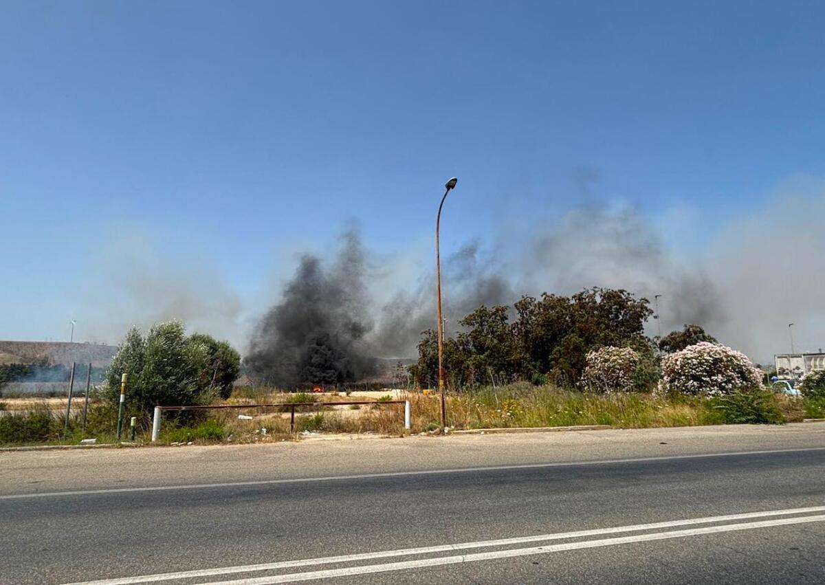 Crotone - Chiusa temporaneamente la SS 106 per incendio, a Passovecchio - 