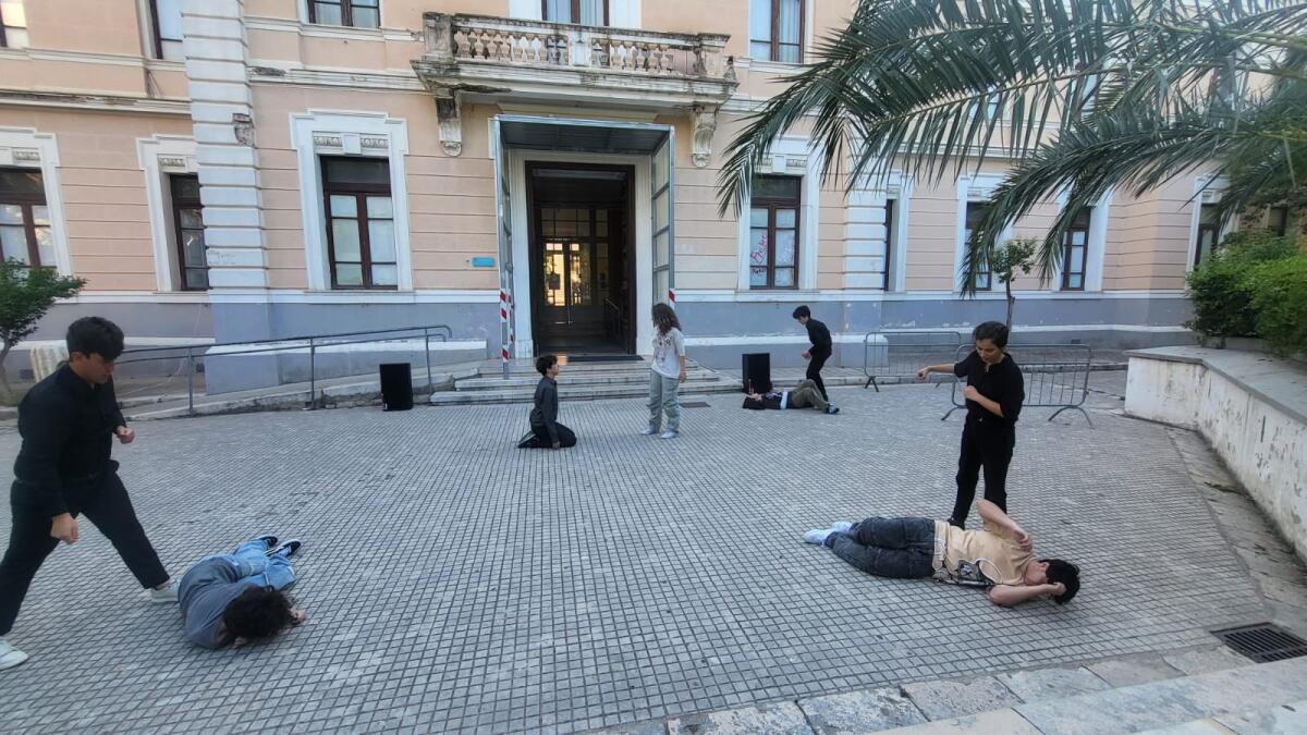 Crotone - I ragazzi del liceo Pitagora in scena contro la guerra - 