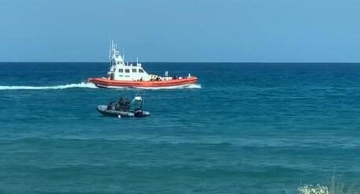 Oltre 30 vittime nella strage dello Jonio: arrivata a Crotone la Diciotti con 5 salme - 