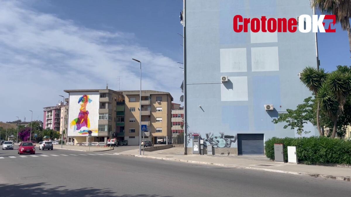 (VIDEO) - Crotone - Bello il murale ma il palazzo va a pezzi, le voci del quartiere - 