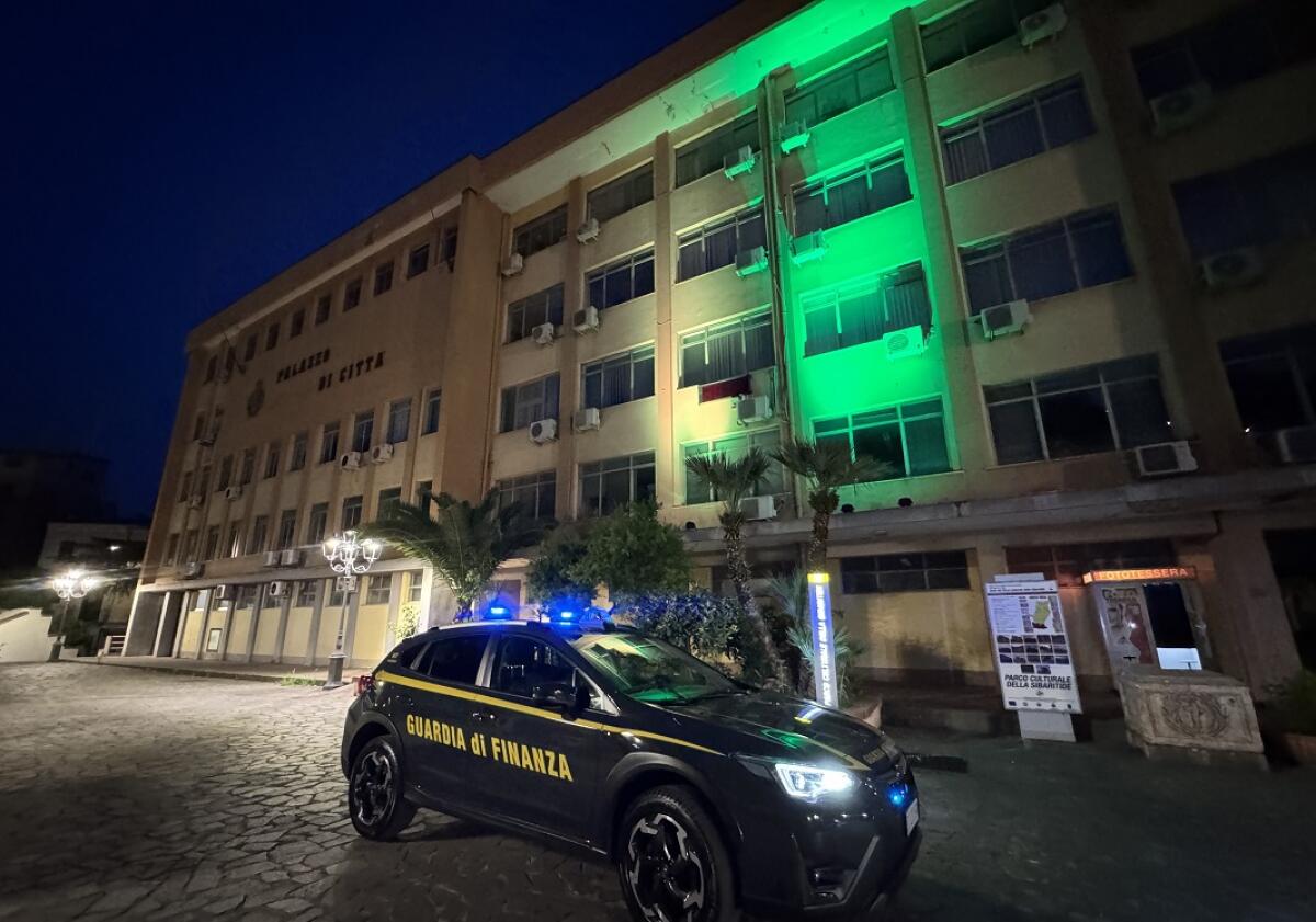 Cassano, il Municipio si illumina di giallo verde per celebrare la Guardia di Finanza - 