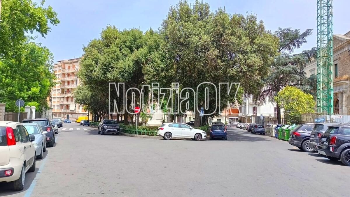 Crotone - Piazza Umberto I senza vincolo ma con tanto valore storico - 