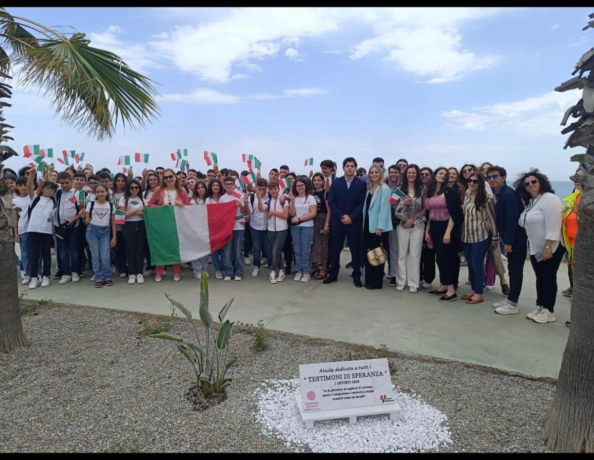 Strongoli - Due aiuole intitolate ai "Testimoni di speranza" - 