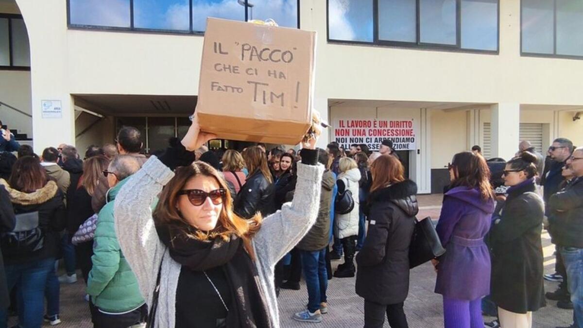 Abramo - Serrande abbassate per far fronte comune contro i licenziamenti - 