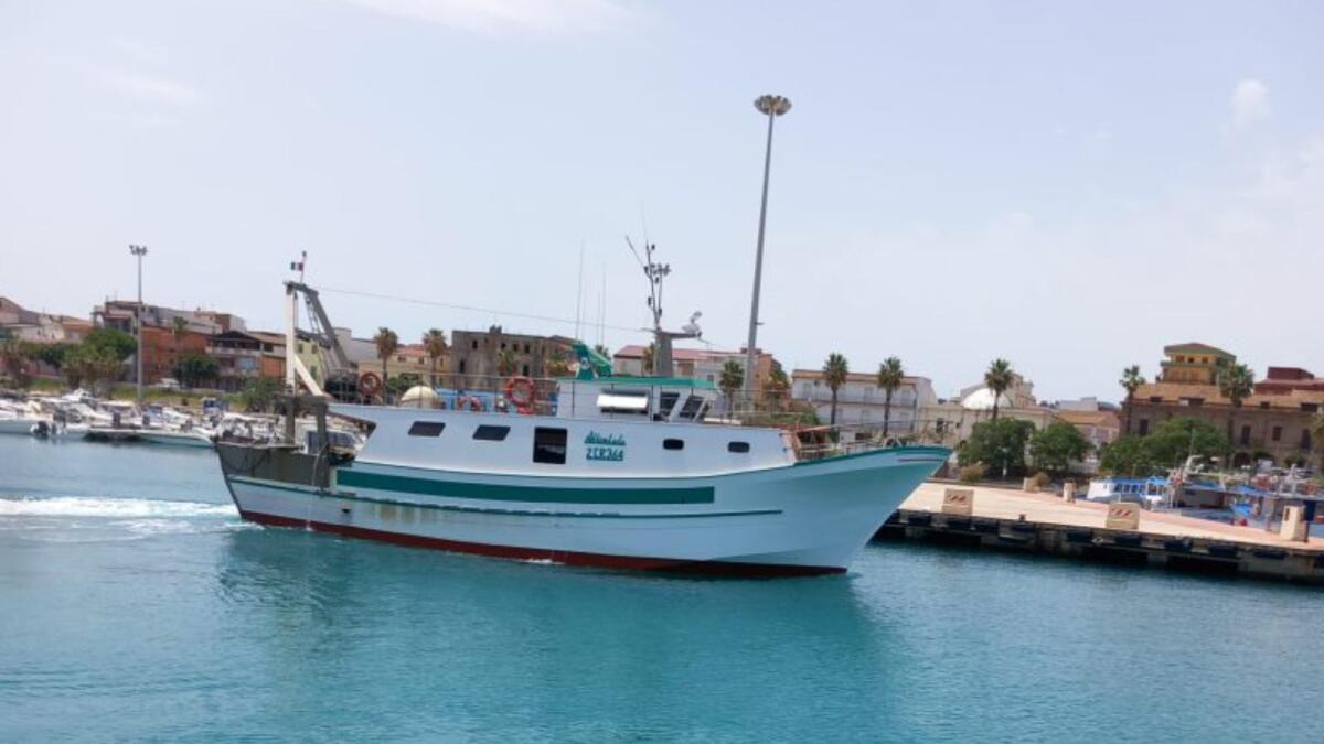 A Cirò Marina i pescatori puliscono il mare e gridano il loro diritto a pescare - 