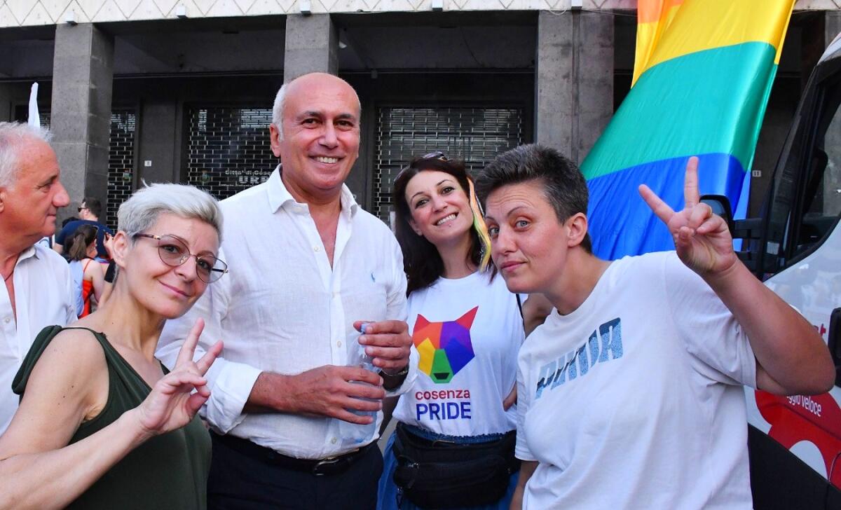 "Cosenza Pride", esplosione di colori e allegria. Caruso: "Contro ogni forma di discriminazione" - 