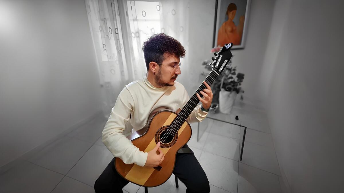 Con la sua chitarra classica, il crotonese Antonio Manica rappresenterà il Sud a Milano - 