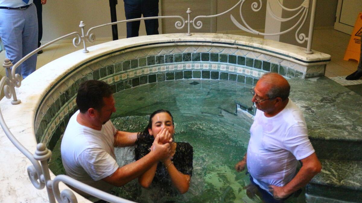 Celebrato il congresso dei Testimoni di Geova, il momento più atteso: il battesimo - 