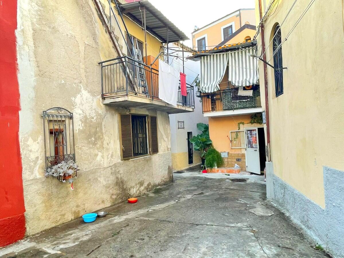 Crotone - Una scopa e un po' d'acqua, così le donne del centro storico diventano una testimonianza - 