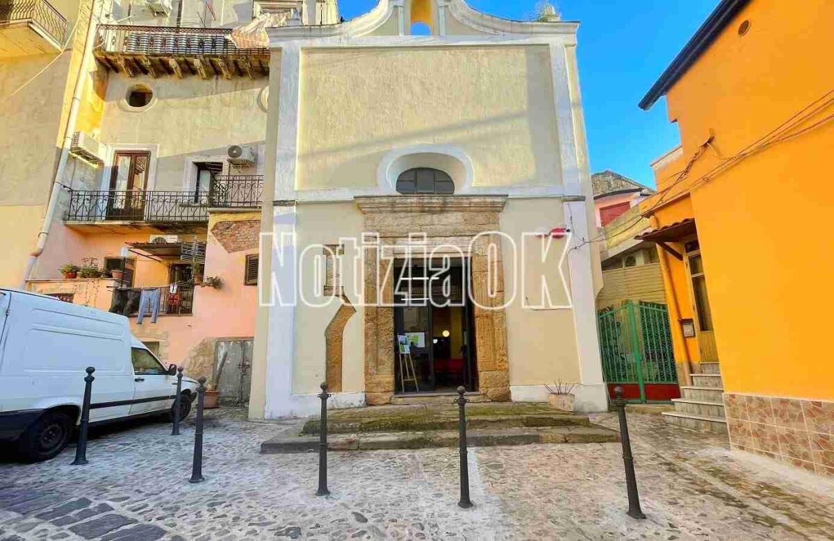 Crotone - Paletti anti sosta davanti Sala Margherita: ma perchè questa chiesa fu sconsacrata? - 