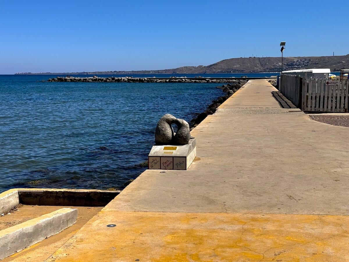 Crotone - La passerella: quei quattro passi che ti portano in mezzo al mare, vittima del degrado (Foto Gallery) - 