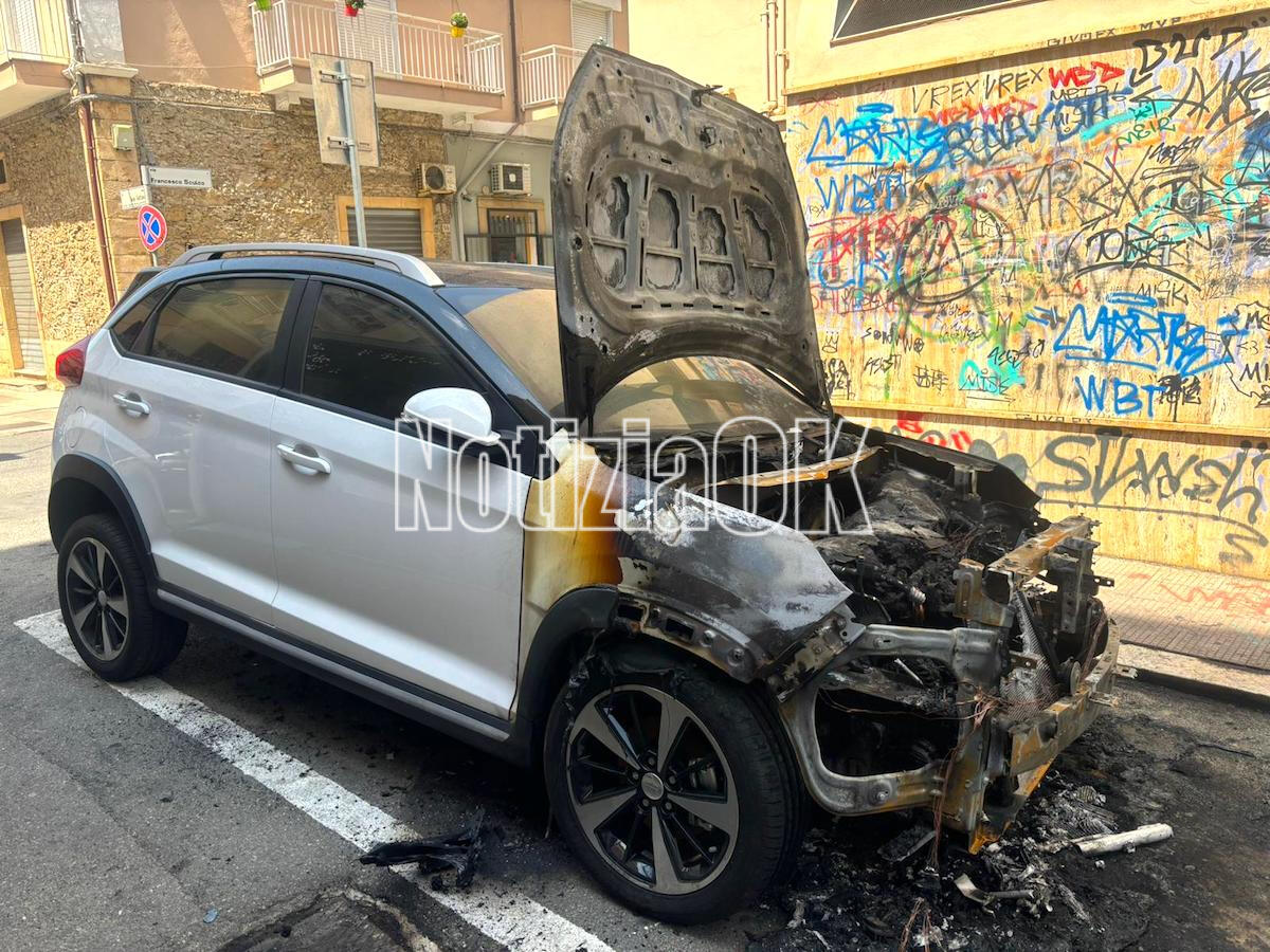 Incendiata l’auto di Video Calabria: la solidarietà del sindaco di Crotone - 