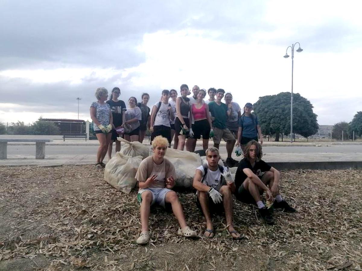 Sulle spiagge crotonesi arrivano i "pulitori di spiagge", giovani ambientalisti del WWF - 