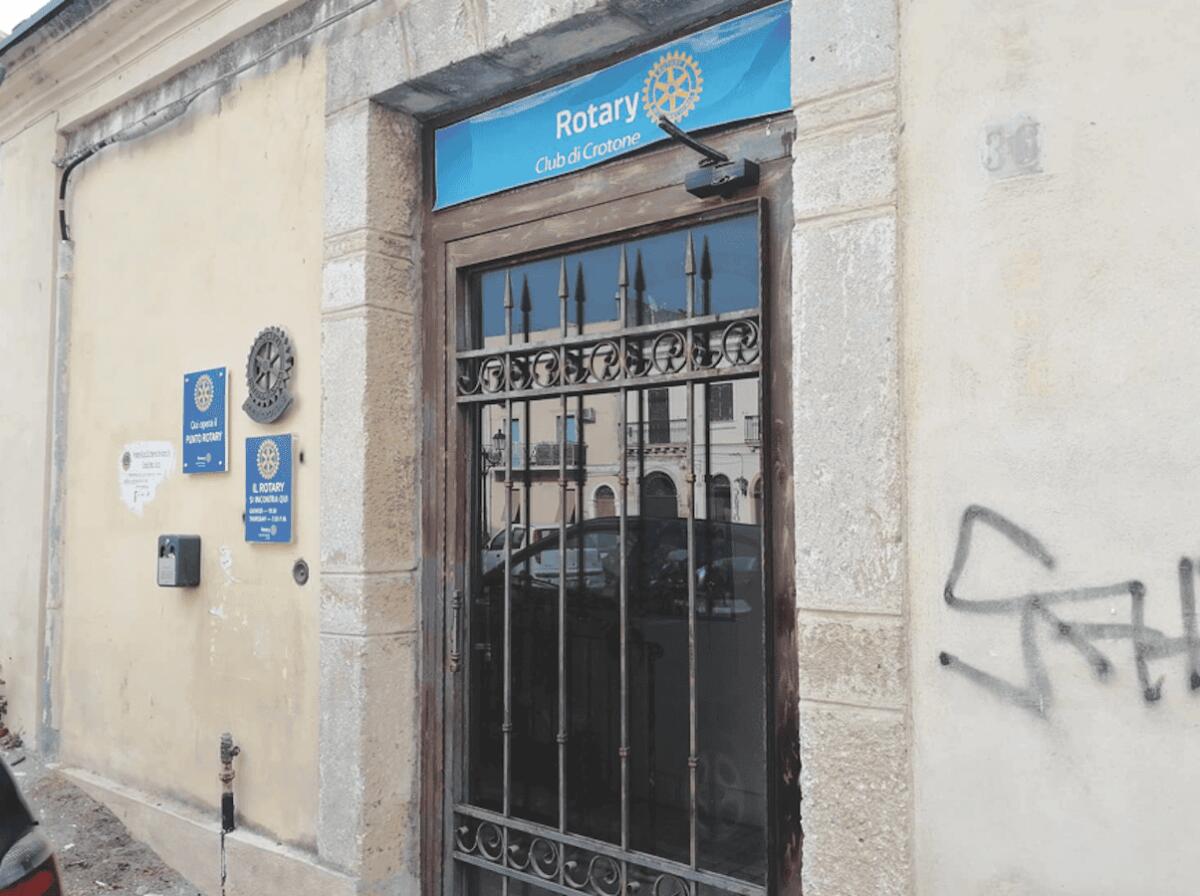Il Rotaract club di Crotone donerà due sedie da trasporto alla Croce Rossa - 