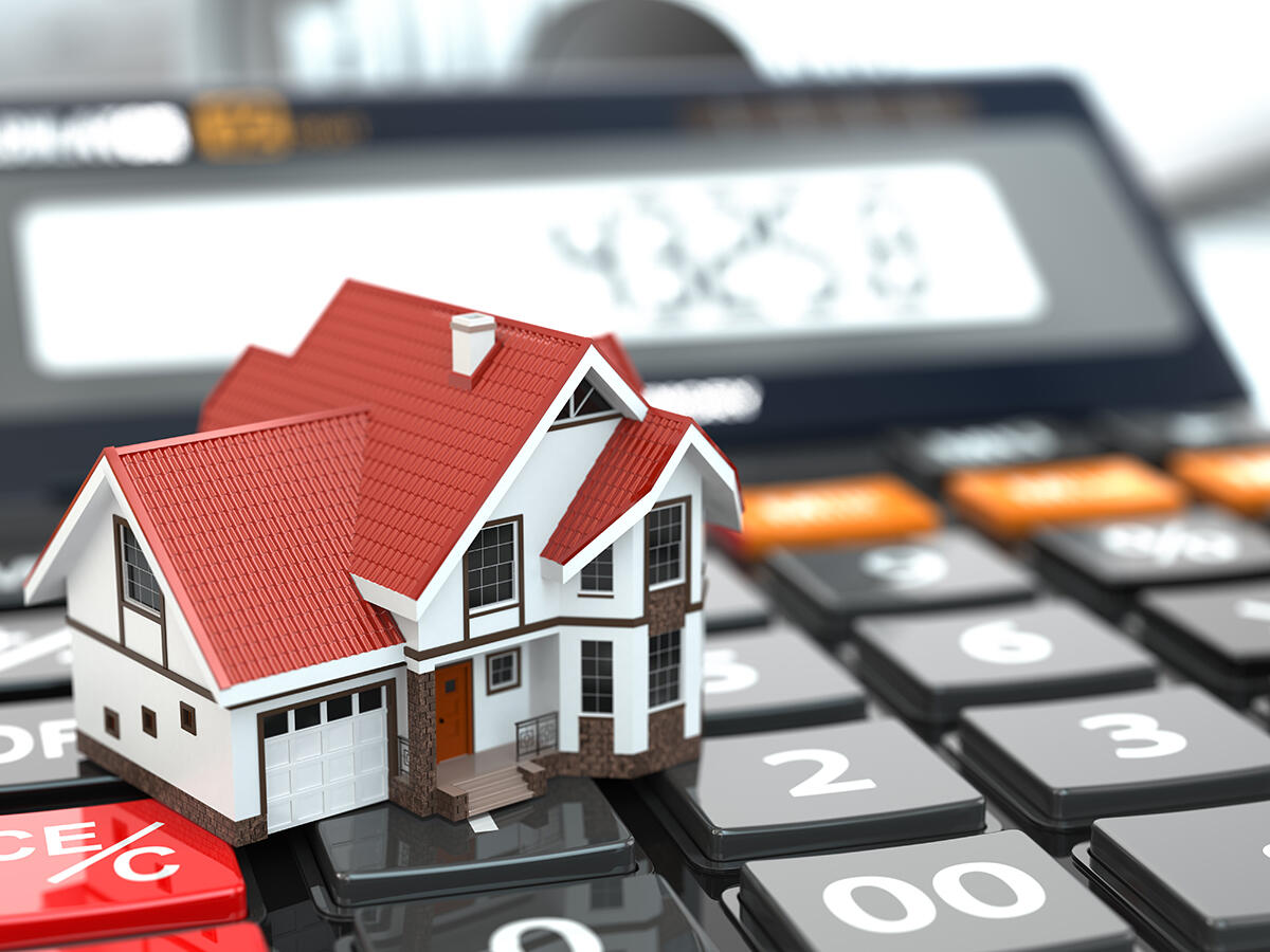 Mutui: richieste +4% in Calabria, importi medi più alti a Vibo Valentia e Cosenza - Real estate concept. House on calculator. Mortgage. 3d