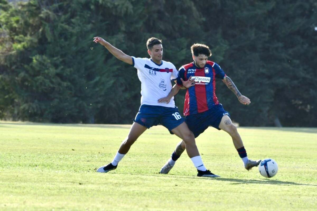Calcio - Prima amichevole stagionale per il Crotone, ottimo allenamento contro l'Aek - 