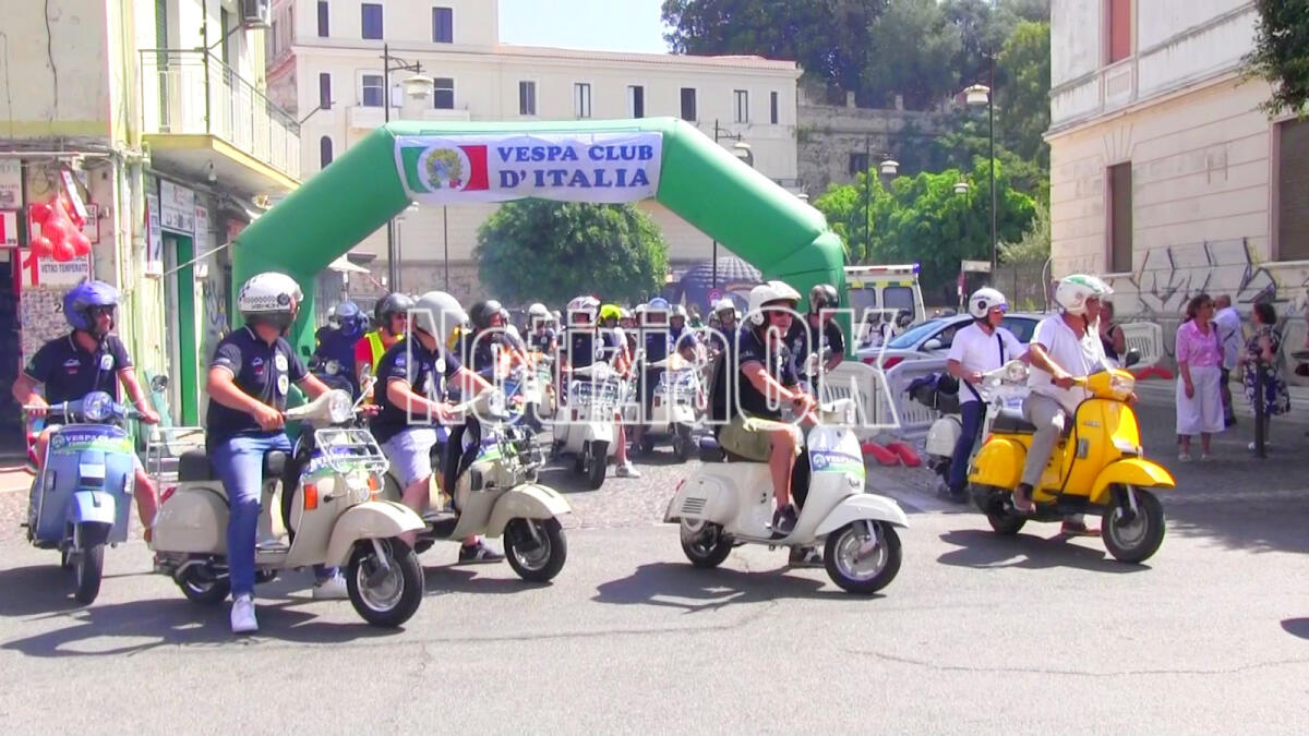 (Video) Crotone, la passione corre in Vespa - 