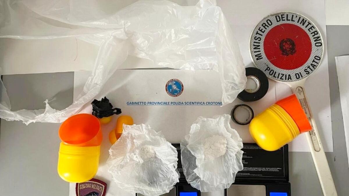 Crotone - Nascondeva la coca nell'involucro degli ovetti: arrestato dalle Volanti - 
