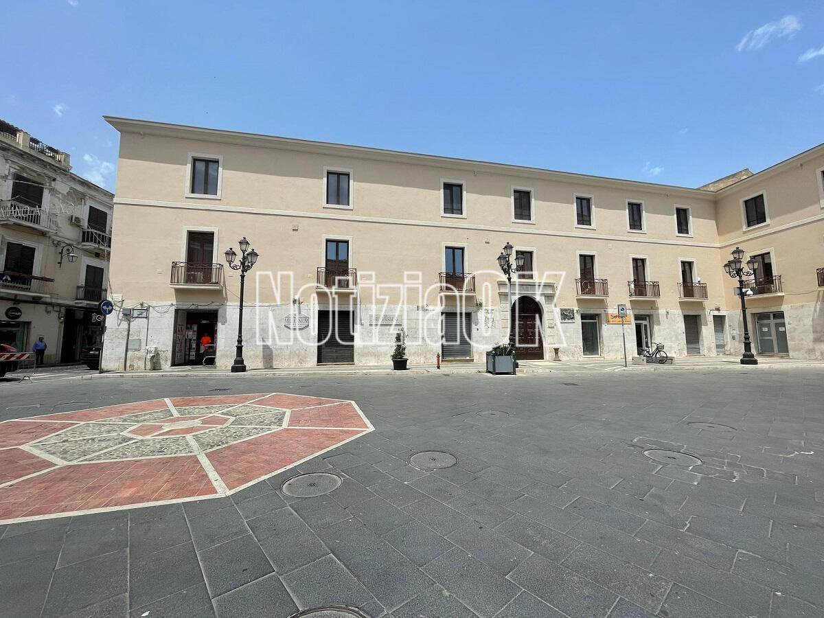 Crotone - Piazza Duomo vuota, Linda Monte: ''Reso la vita difficile ai più'' - 