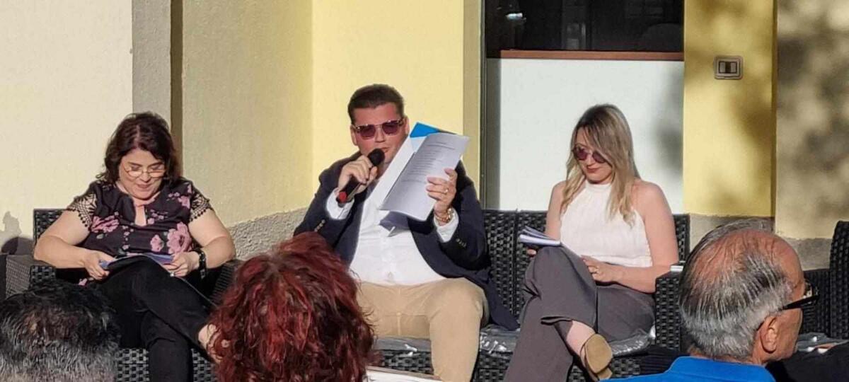 Cerenzia - Il sindaco Mascaro si racconta, in tanti alla presentazione del suo libro - 