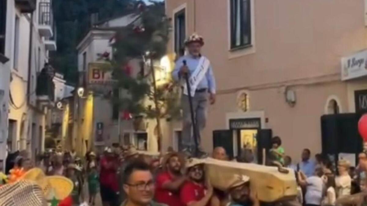 Laino Borgo, celebrato il rito arboreo in onore di Sant'Antonio di Padova - 