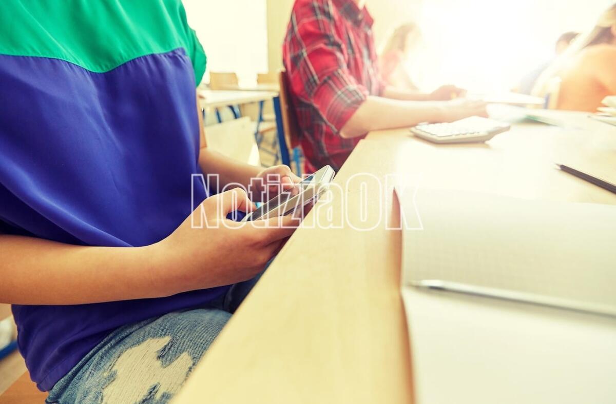 Scuola, rientro con sorpresa: niente cellulari anche per la didattica - 