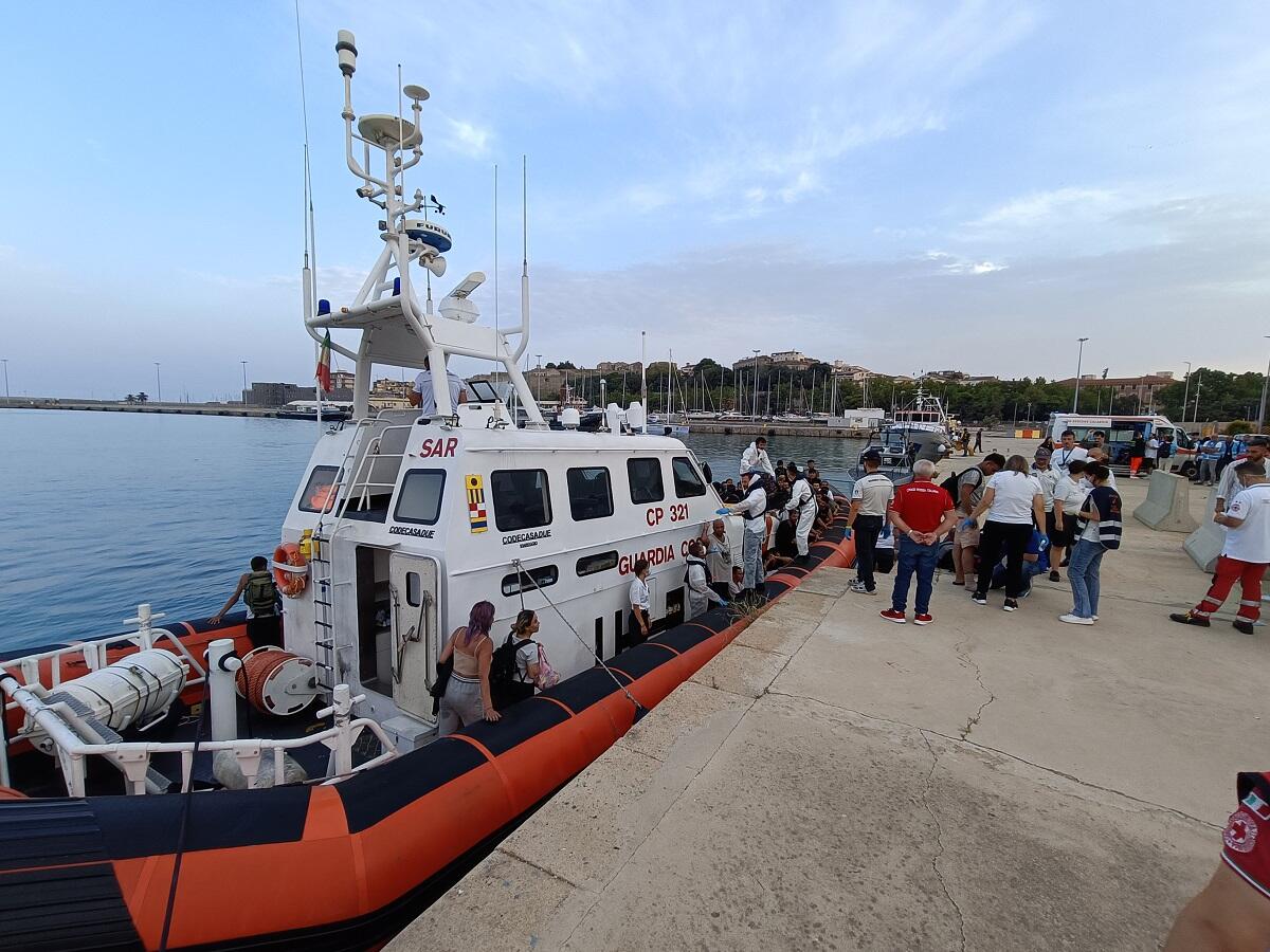 Nuovo sbarco a Crotone: 91 persone accolte dopo un faticoso viaggio - 