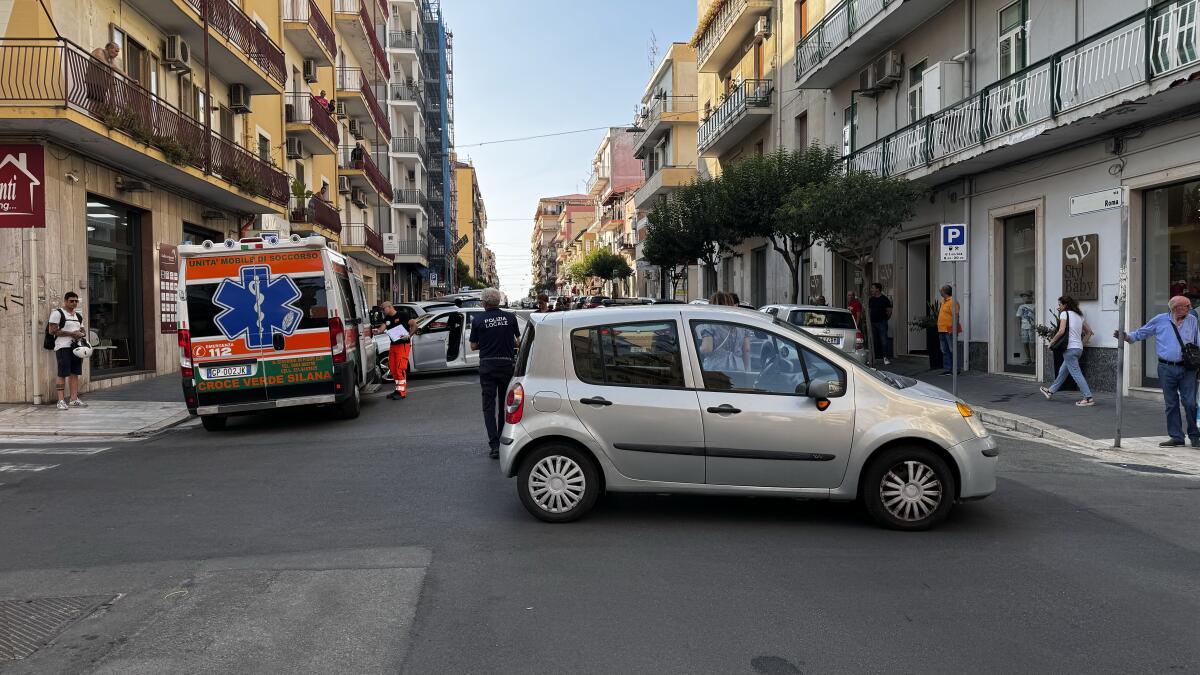 Crotone - Incidente in via Roma, scontro tra due auto - 