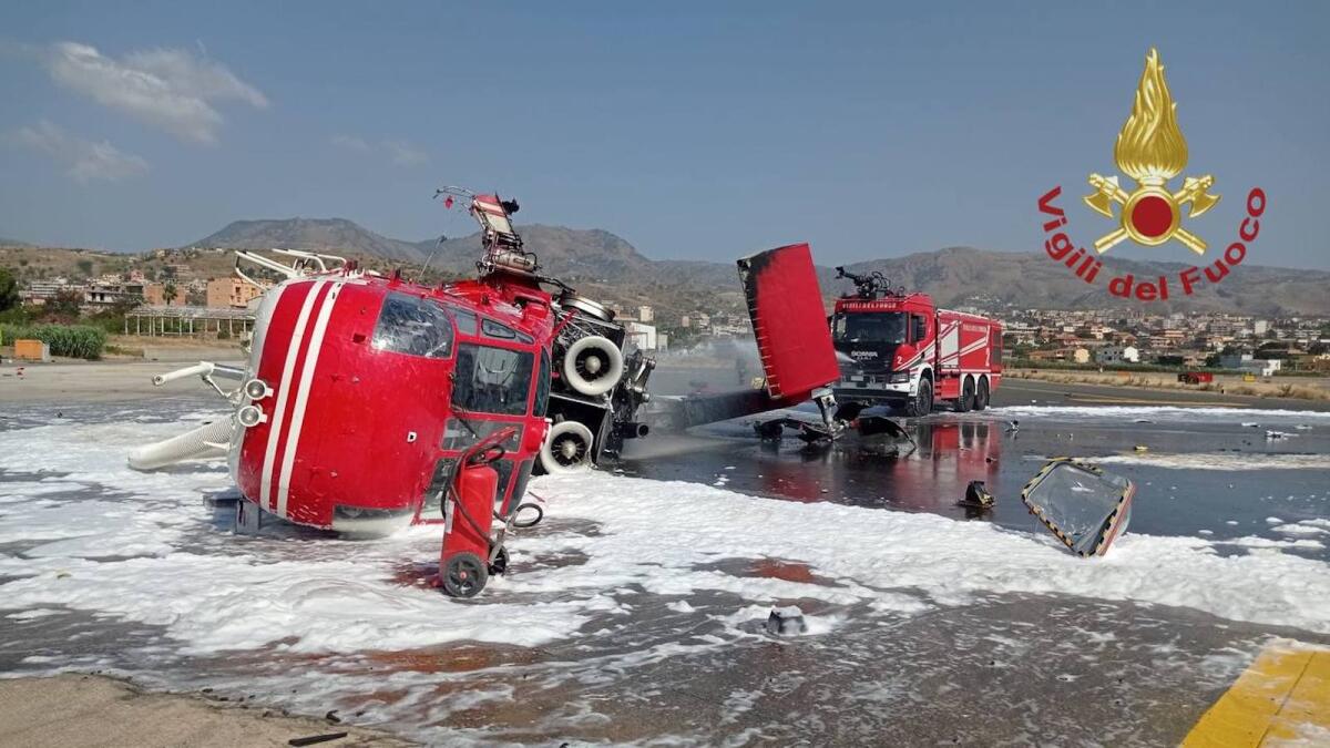 Elicottero dei Vigili del Fuoco si ribalta durante l'atterraggio: salvi i piloti - 