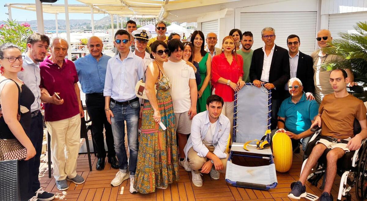 (VIDEO) Crotone - Mare senza barriere: un dono per le persone con abilità diverse - 