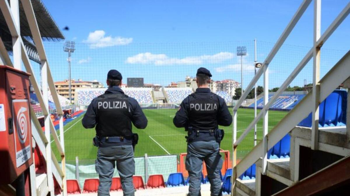 Aggressione ai calciatori del Crotone, sei Daspo - 