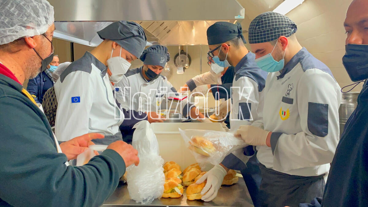 Crotone - Mensa dei poveri: arriva la solidarietà ma c'è bisogno di tanto altro - 