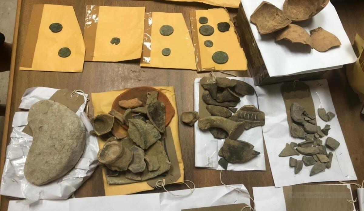 Ancora tombaroli a Crotone, rinvenuti antichi manufatti - 