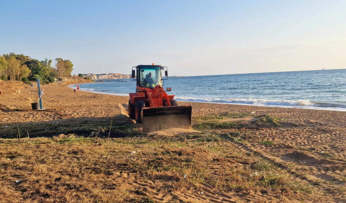 Crotone - In corso la pulizia delle spiagge libere - 