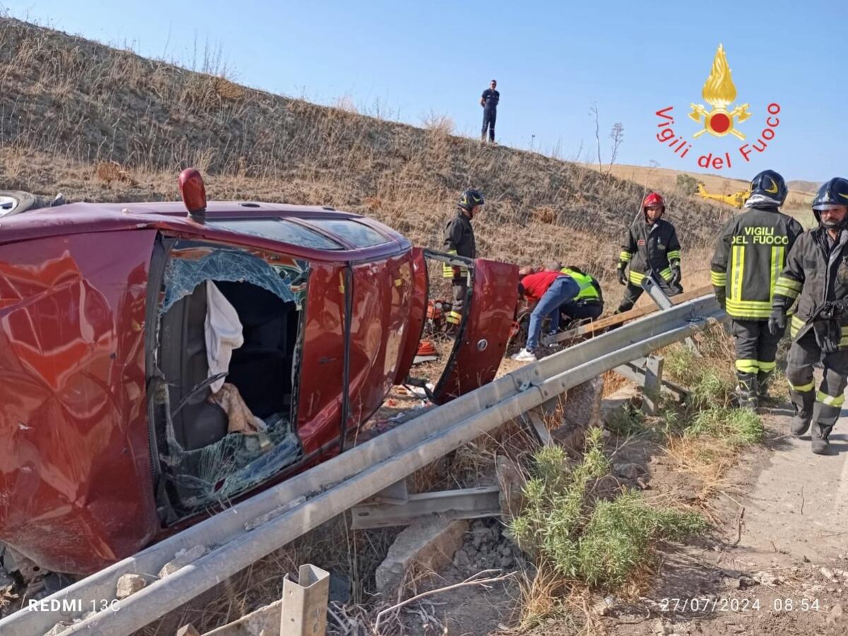 Si ribalta con l'auto, necessario l'intervento dell'elisoccorso - 