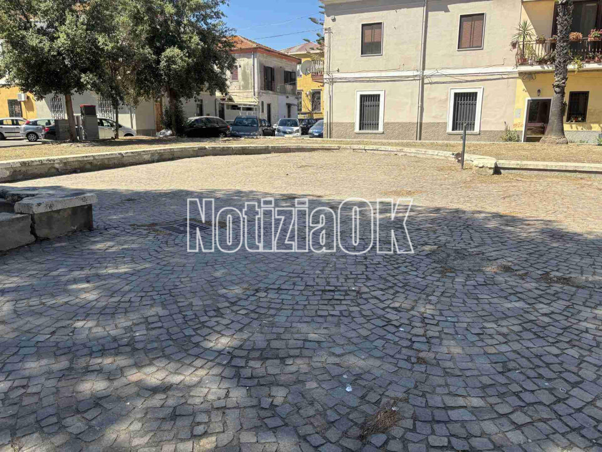 (Foto) Crotone - La piazzetta vicino al teatro finalmente pulita, ora serve riqualificarla - 