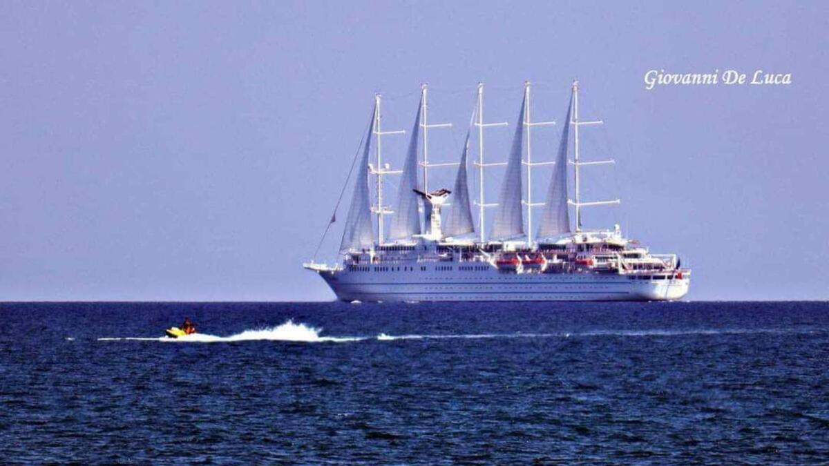 Club Med II: la leggendaria nave da crociera solca il mare di Crotone - 