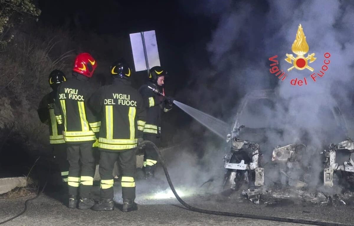 (VIDEO) Incendio nella notte: automobile avvolta dalle fiamme - 