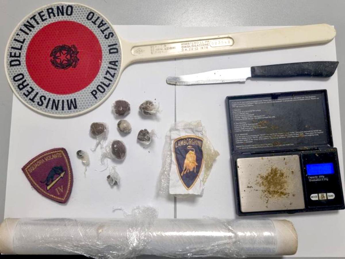 Crotone - Sequestro di stupefacenti nel quartiere Fondo Gesù, denunciato 18enne - 