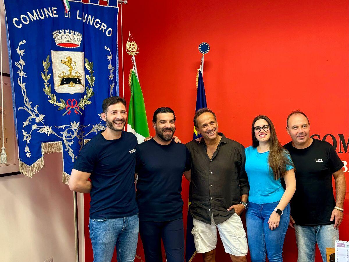 Lungro sarà il set per la serie comica di Uccio De Santis - Uccio De Santsi con l'amministrazione comunale - Fonte: Comune di Lungro